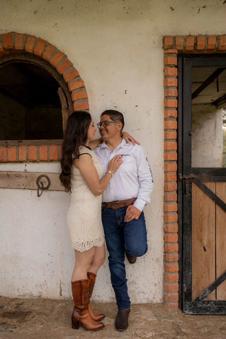 Mónica y Fernando bajo el arco de ladrillo