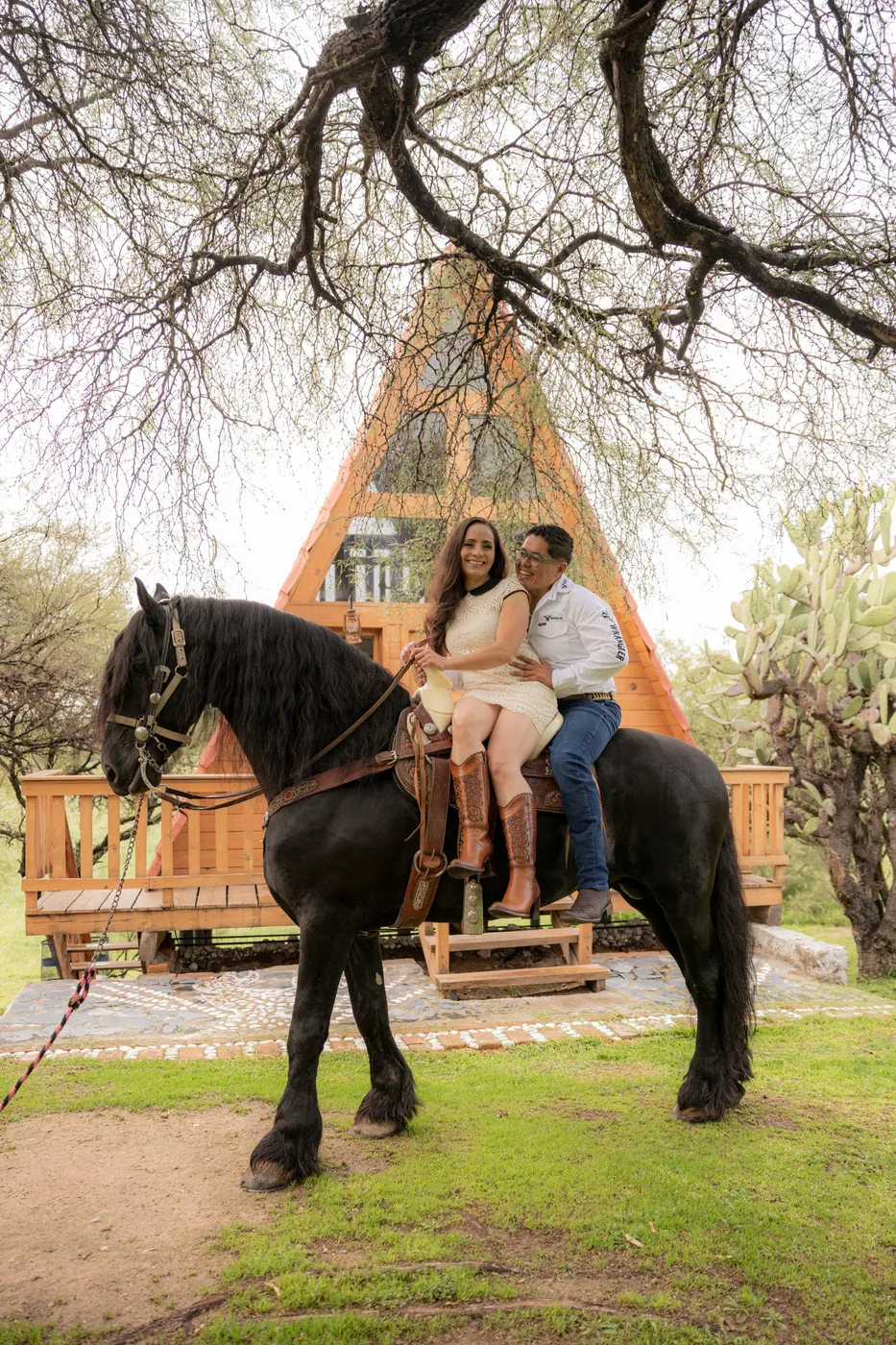 Mónica y Fernando a caballo frente a la cabaña