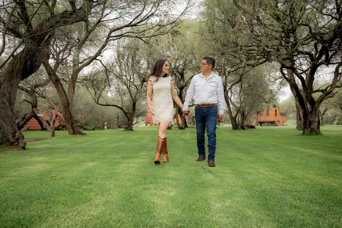 Mónica y Fernando caminando entre los árboles