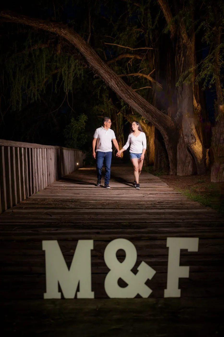 Las letras M y F de madera